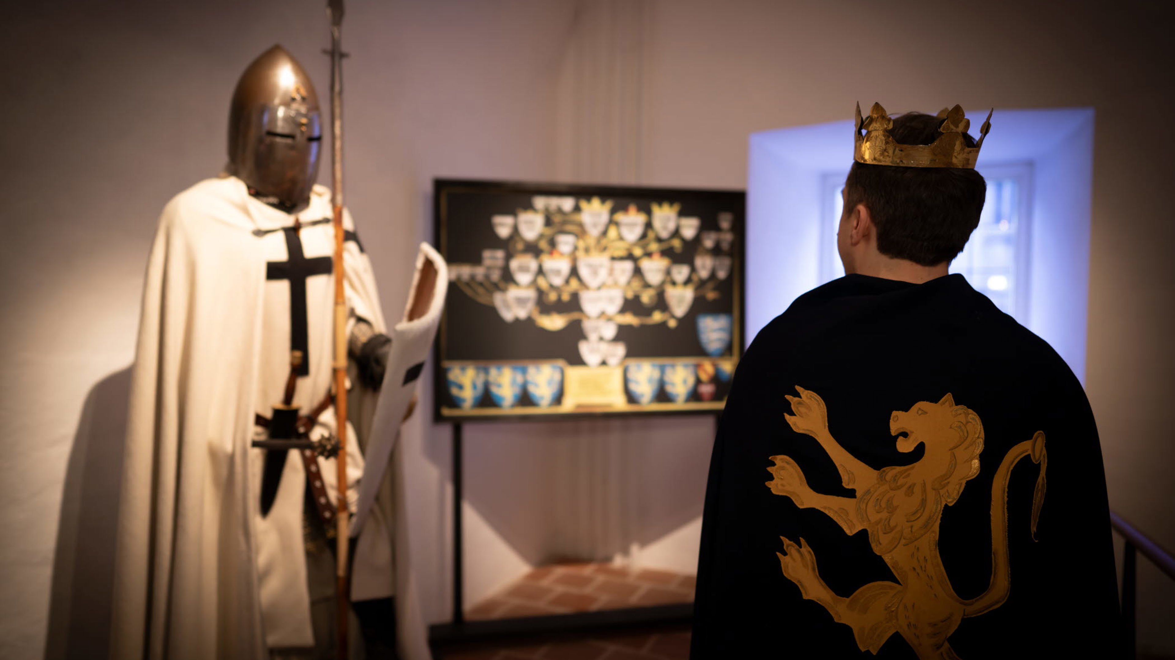 Riddarrustning och kung på Sancta Birgitta Klostermuseum.