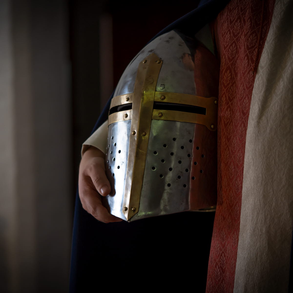 Riddare med hjälm på Sancta Birgitta Klostermuseum.
