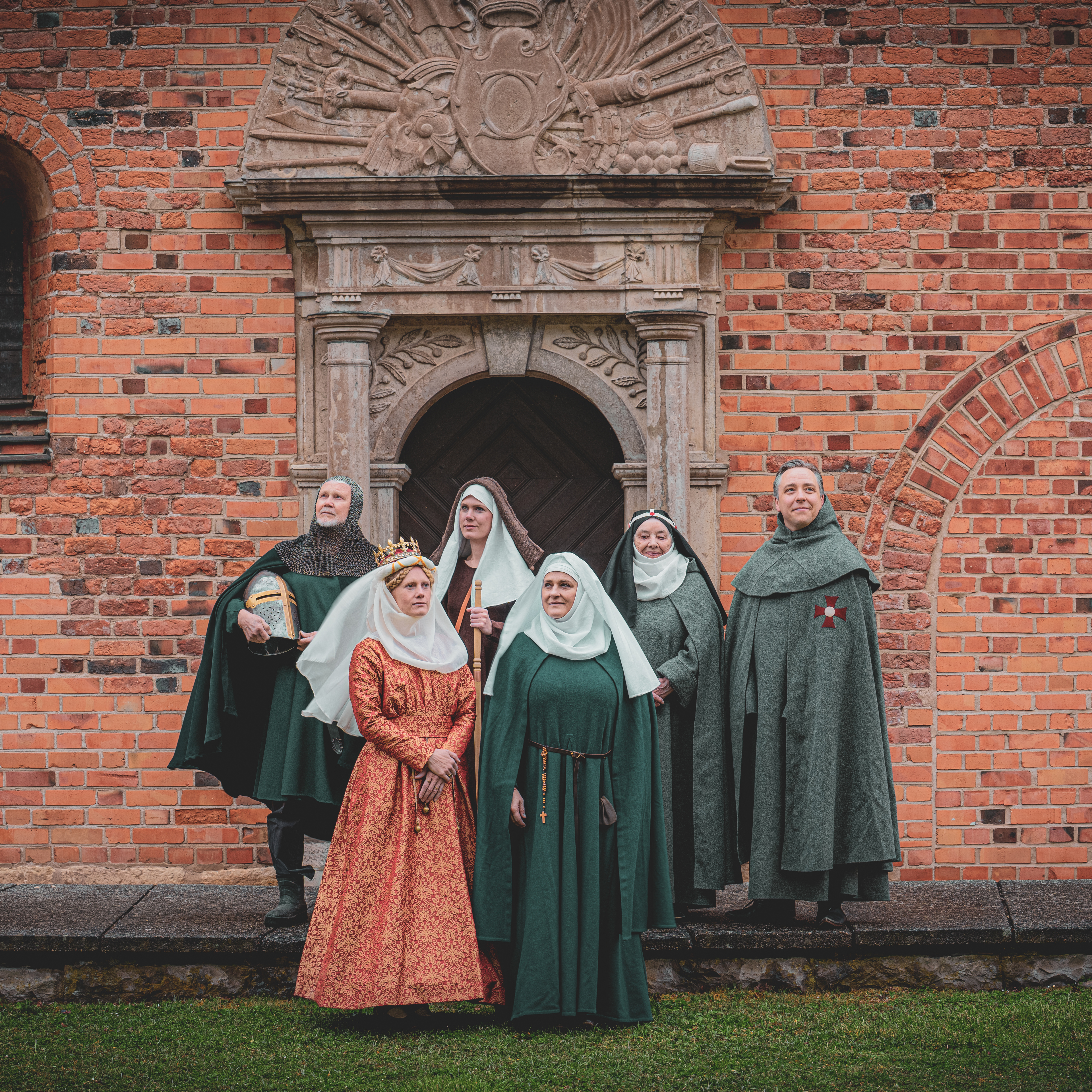 Historiska personer framför Klostermuseet.