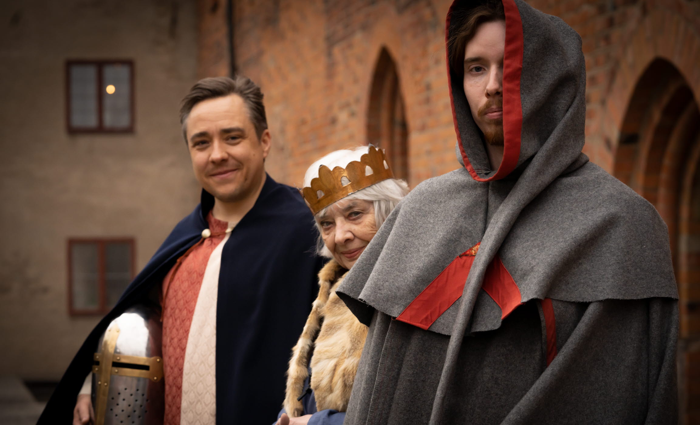 Riddare och drottning utanför Sancta Birgitta Klostermuseum.