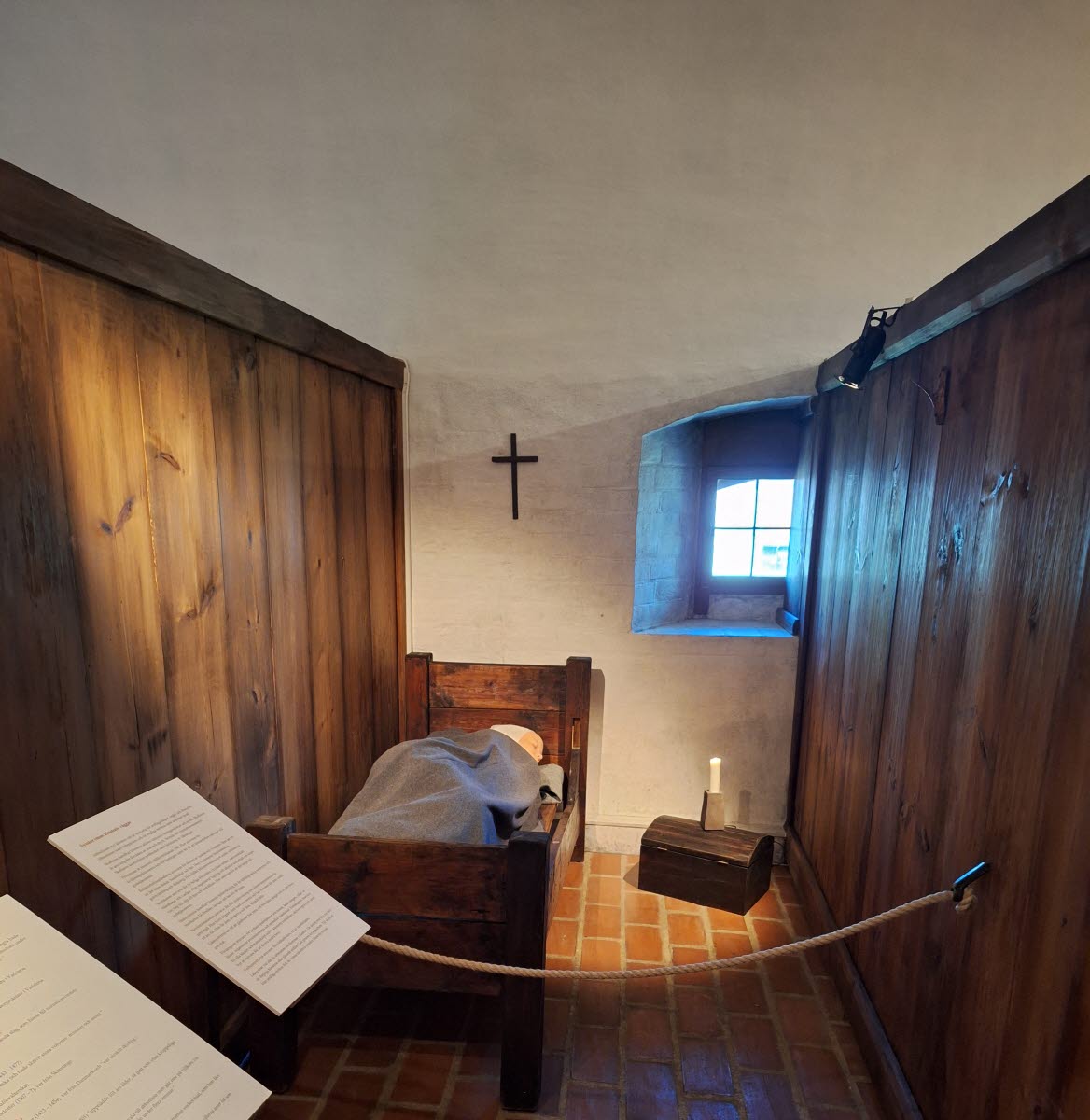 Klostercell inne på Klostermuseet.