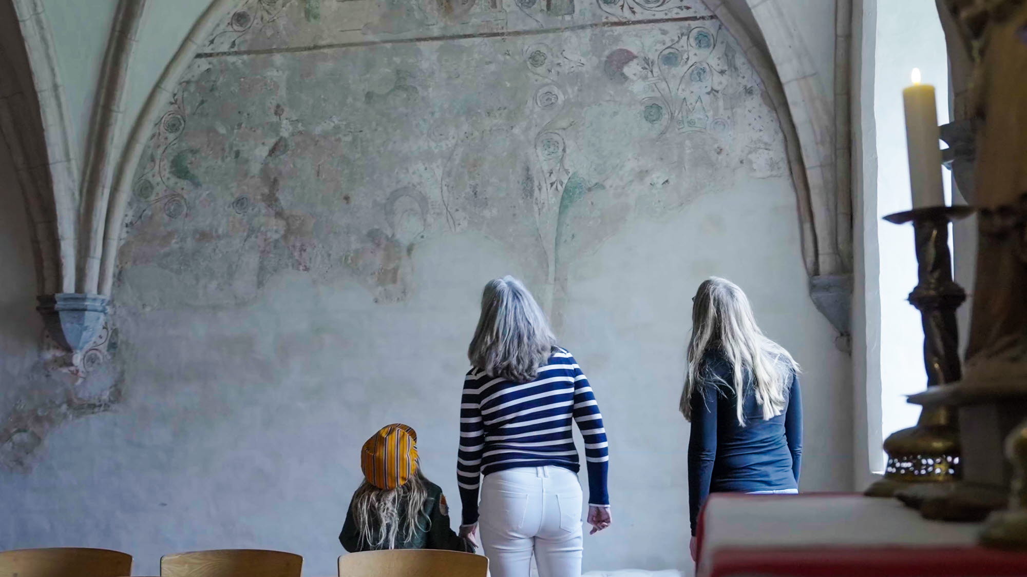 Stillbild från filminspelning på Sancta Birgitta Klostermuseum.