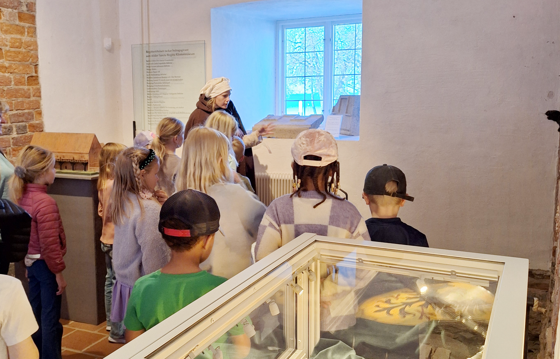 Skolgrupp på besök på Klostermuseet.