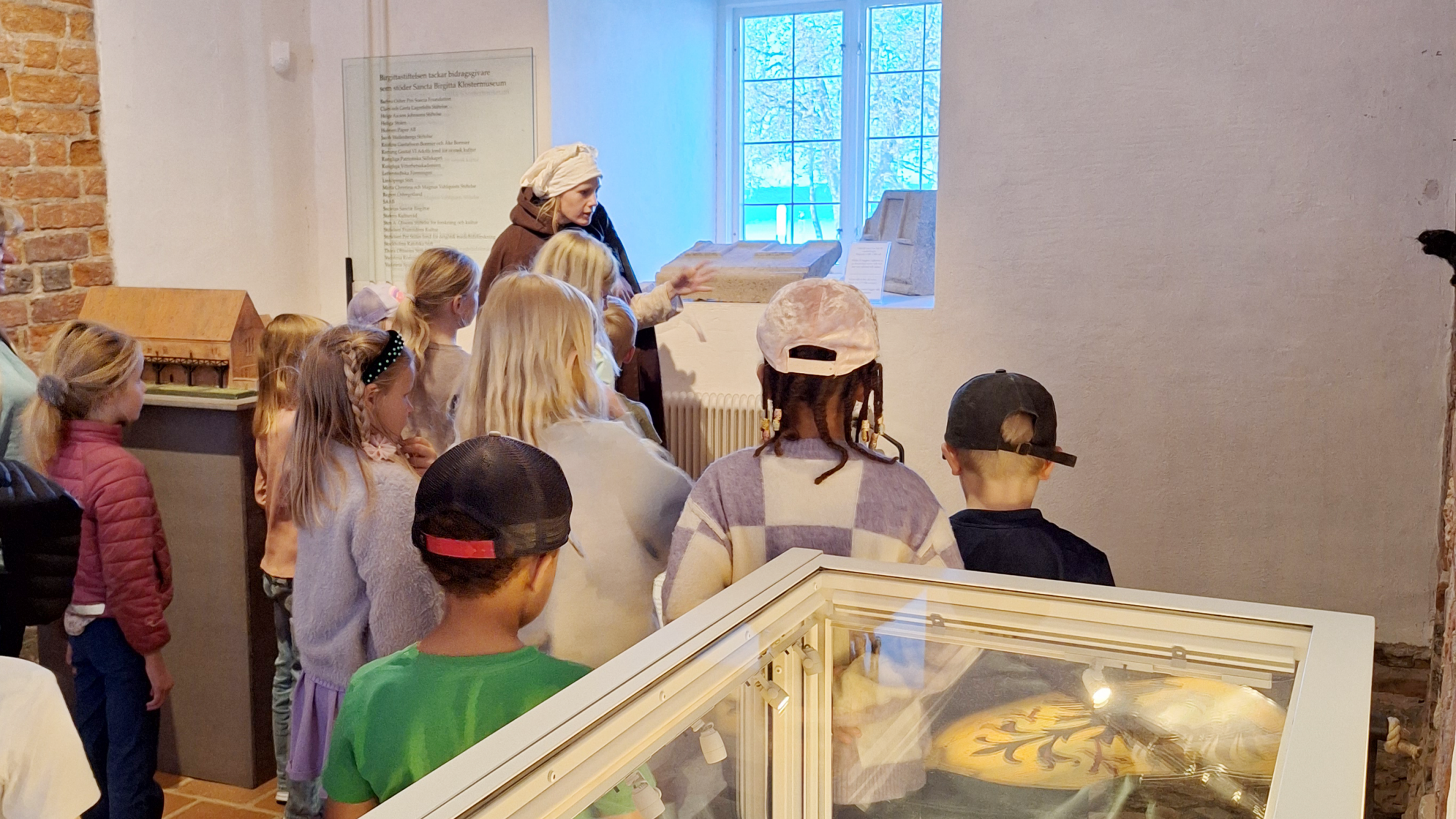 Skolgrupp på besök på Klostermuseet.