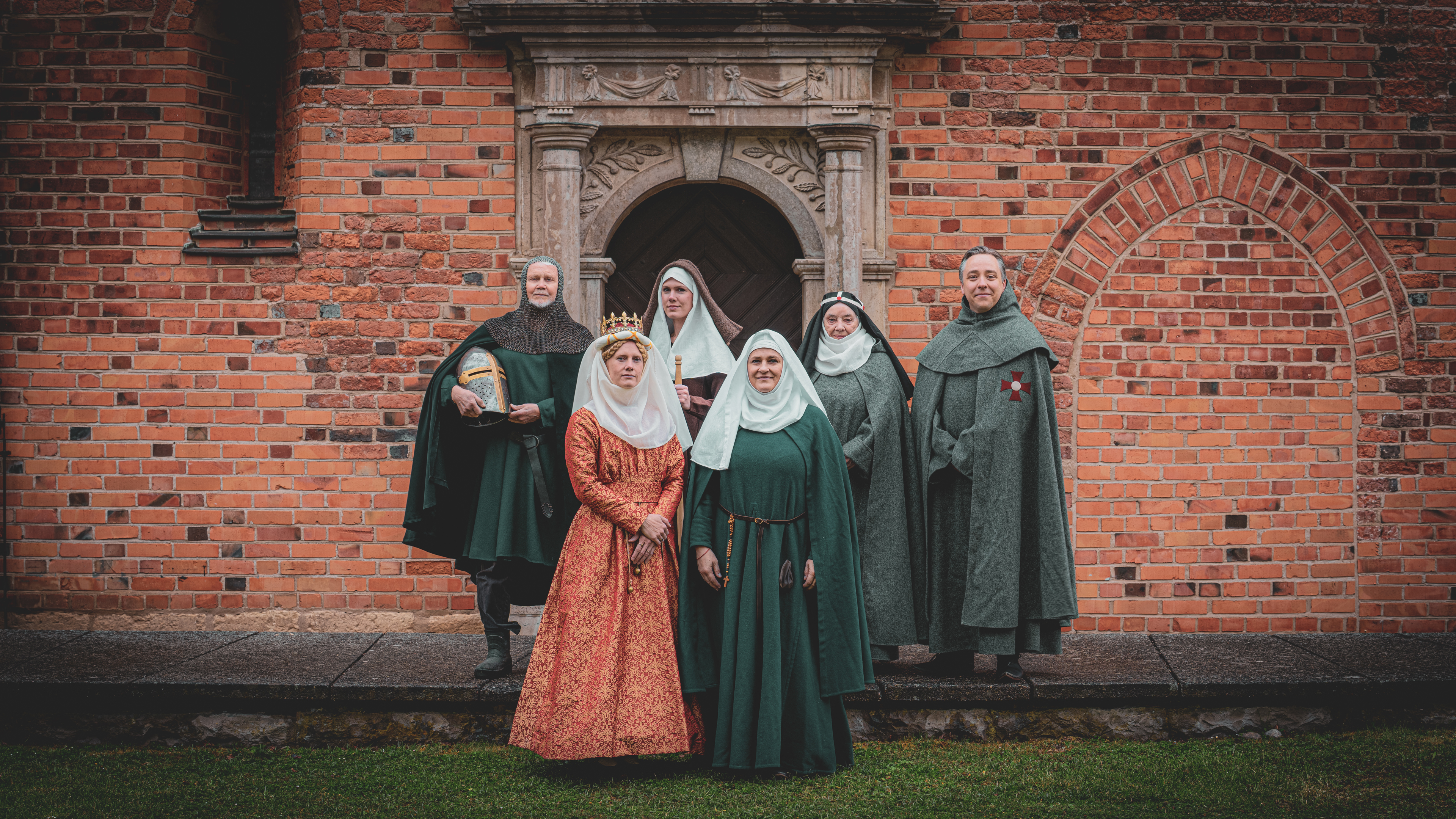 Historiska personer framför Klostermuseet.