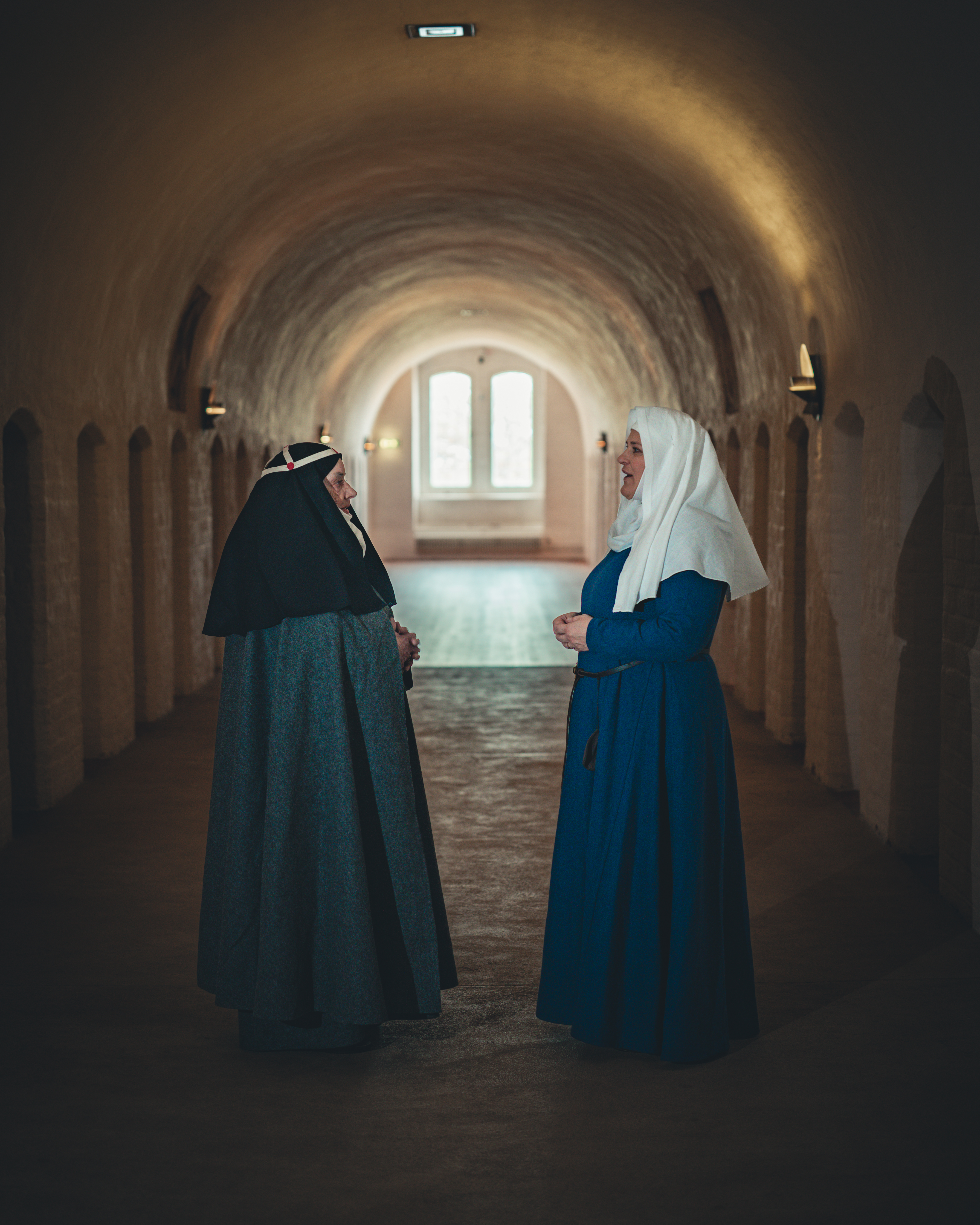 Abbedissa och Birgitta i Dormitoriet.