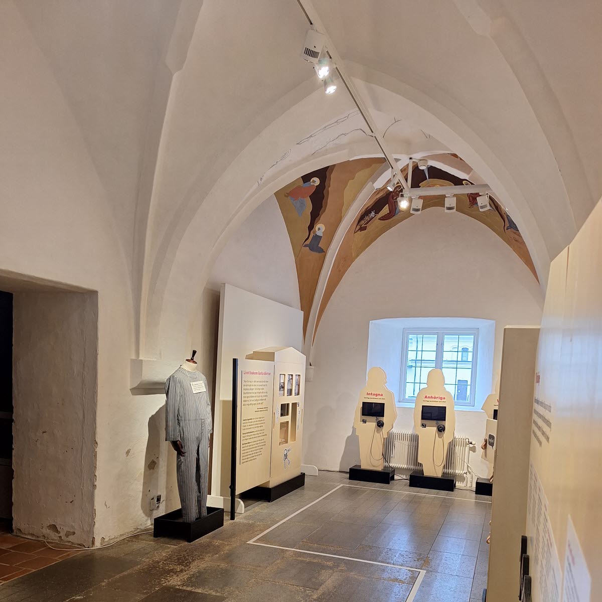 Utställningen Inlåst och utanför visas på Sancta Birgitta Klostermuseum.